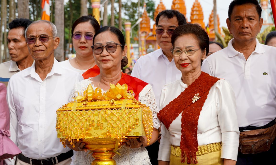 “Nam nay gia dinh toi cung 5 gia dinh duoc lam thi chu chinh Le Dang y Kathina. Toi cung cac thanh vien trong gia dinh da chuan bi gan 1 nam cho buoi le long trong hom nay“, mot gia dinh thi chu le cho biet.