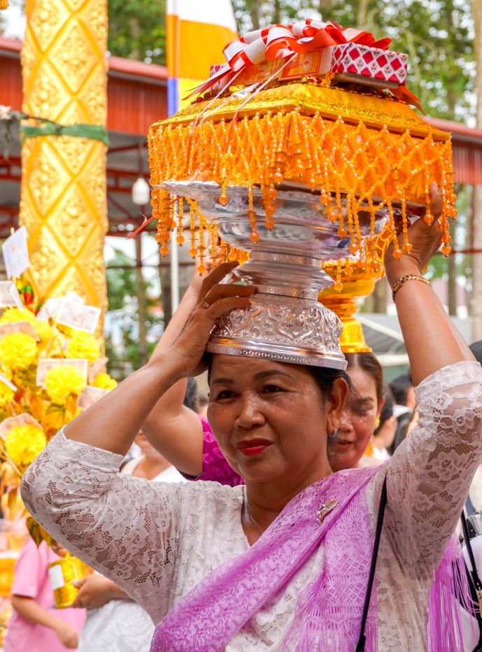 Ve vat pham dang len Le la ao ca sa, binh bat de su sai khat thuc, tap, viet, cac vat dung sinh hoat, do dung hang ngay de to long tri an va bay to su chia se kho khan doi voi nguoi xuat gia. Cac Phat tu chuan bi le vat cung duong rat trang trong, dang le len dau de to long thanh kinh doi voi Tam Bao va cung duong chu tang.