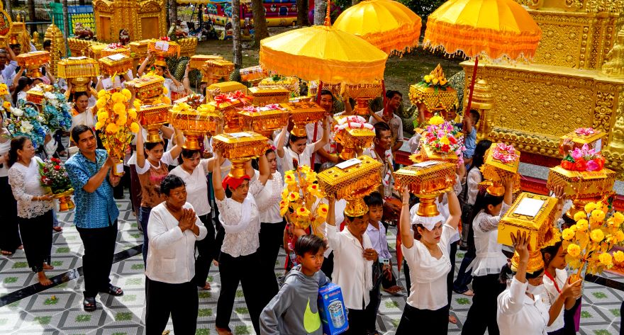 Ngay thu 2, cac nha su va phat tu dieu hanh 3 vong xung quanh chanh dien nhu minh chung cho long thanh cua ho truoc khi lam le dang ao ca sa len su sai.