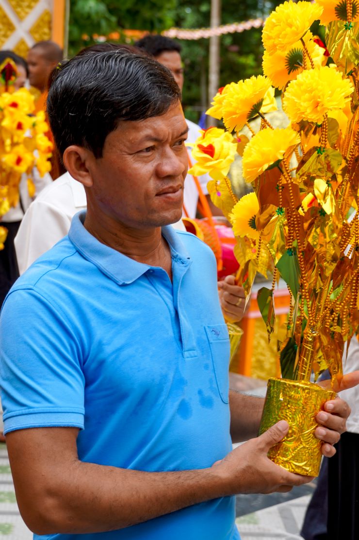 Le dang Y dien ra trong 2 ngay. Ngay thu nhat, cac gia dinh to chuc cho cac doan phat tu di quyen gop tinh tai gom dang bong bac (dang cung cay bong hoa co kem theo tien) de mua cac vat dung dang den chu tang. Sau do ho thinh chu tang den tung kinh va cau an cho gia chu va cu dan trong phum, soc.