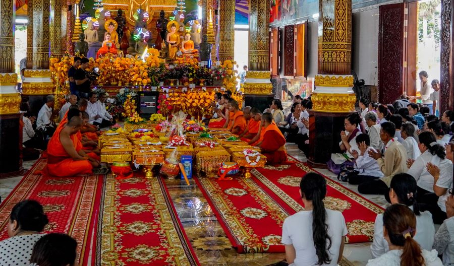 Sau cung la thuc hien nghi Le dang Y Kathina tai Chanh dien.