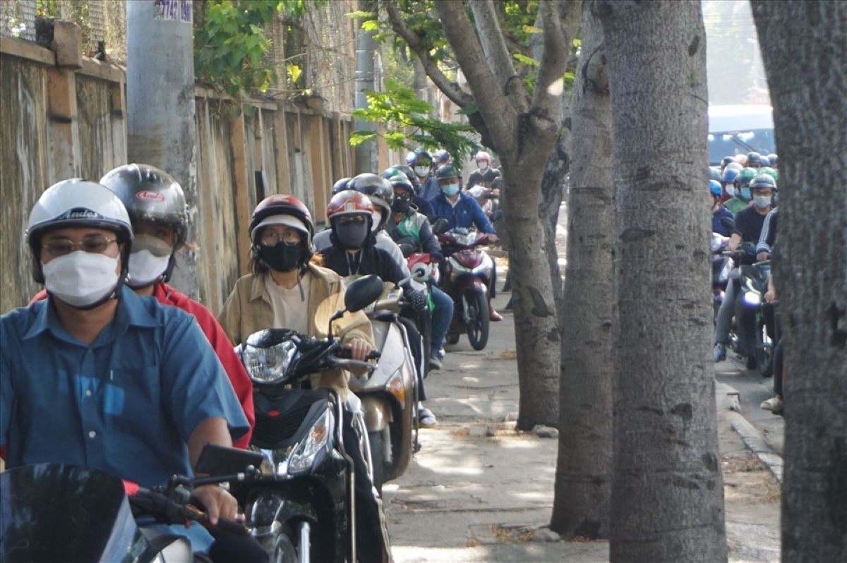 Nguoi dan chay xe leo via he khi duong Nguyen Tat Thanh ket xe. Anh: Minh Quan