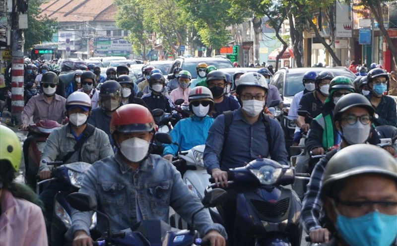 Traffic jam on Nguyen Tat Thanh Street (District 4). Photo: Minh Quan