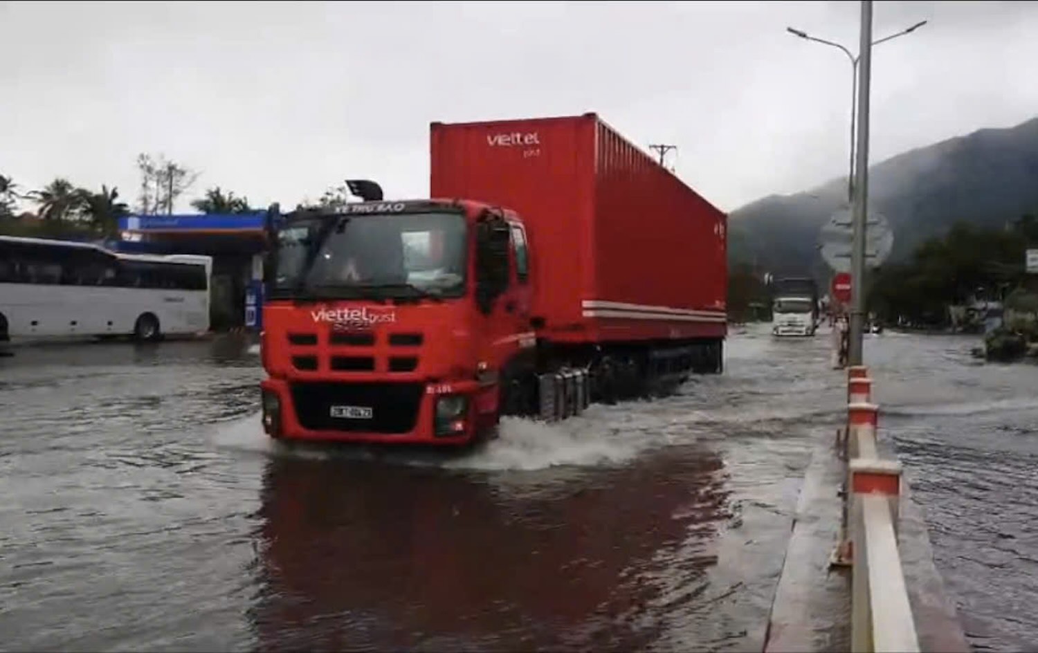 Some roads in Phu Loc district (Thua Thien Hue) were flooded due to storm Tra Mi.
