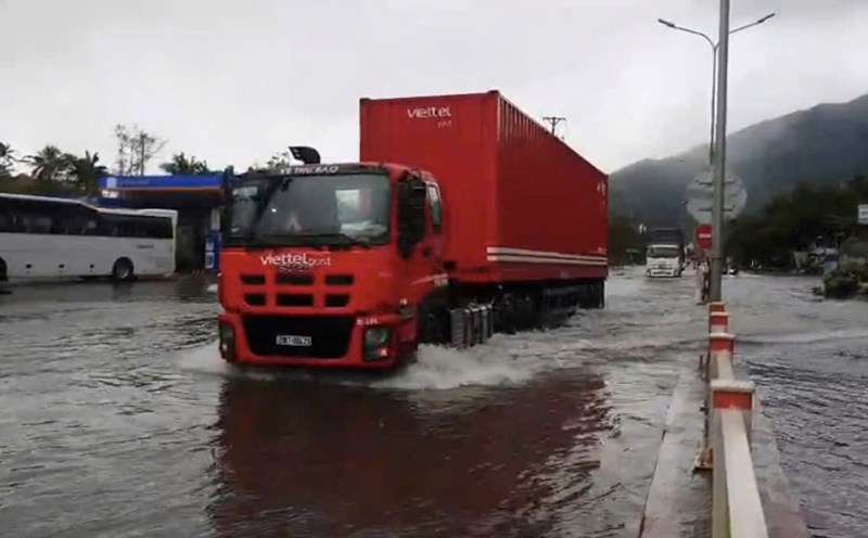 Some roads in Phu Loc district (Thua Thien Hue) were flooded due to storm Tra Mi.