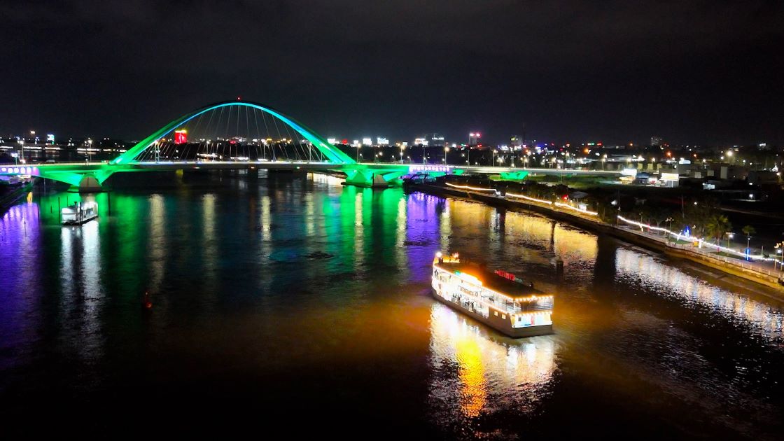 Experience a cruise on the Can Tho River. Photo: Ta Quang