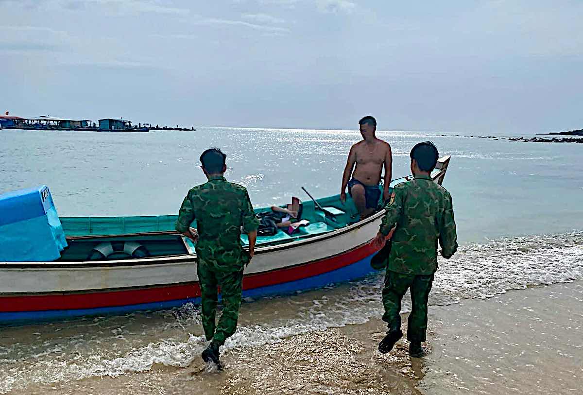 Luc luong chuc nang ra tiep nhan co gai va dua di cham soc y te. Anh: Nguoi dan cung cap