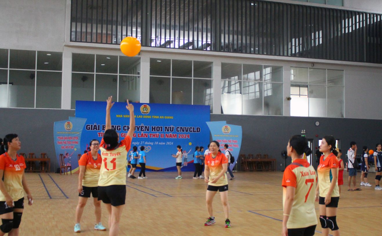 Cac doi bong cung den voi giai dau voi su dau tu ve mau co sac ao va cac dung cu bao ve.