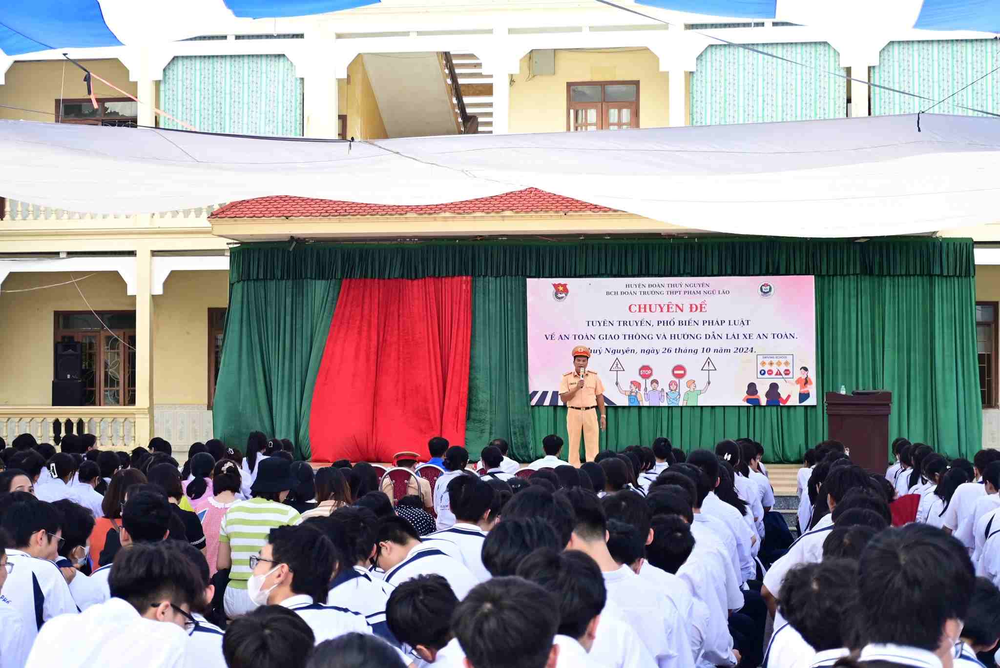 Thuy Nguyen District Police conduct propaganda at Pham Ngu Lao High School (Ngu Lao Commune) on October 26. Photo: Hai Phong Police