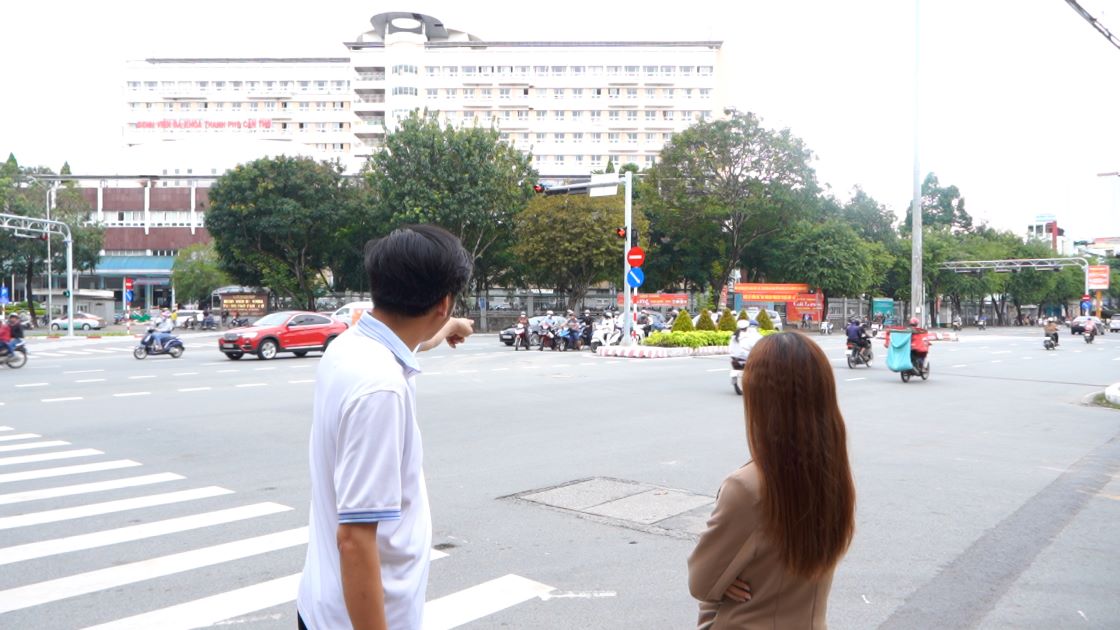 Ong Mai Minh Ngoan – Chanh Van phong Ban ATGT TP Can Tho thong tin den phong vien Bao Lao Dong. Anh: Ta Quang