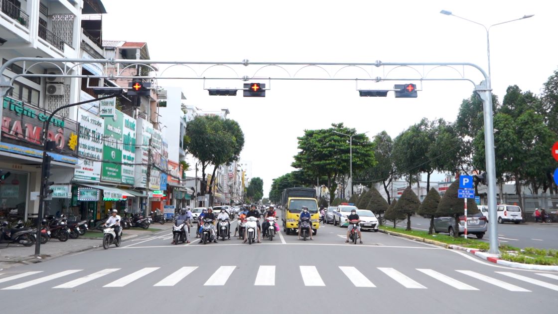 He thong den giao thong duoc lap dat tai duong Nguyen An Ninh. Anh: Ta Quang