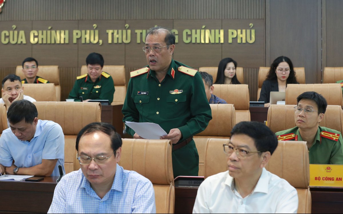 Representative of Ministry of National Defence reports on the preparation of military forces and means to respond to storm No. 6. Photo: Minh Khoi