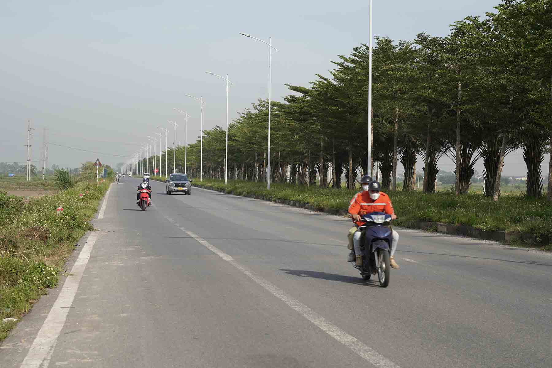 Viec du an da hoan thanh gan 20km giup nguoi dan di lai thuan tien. Anh: Huu Chanh