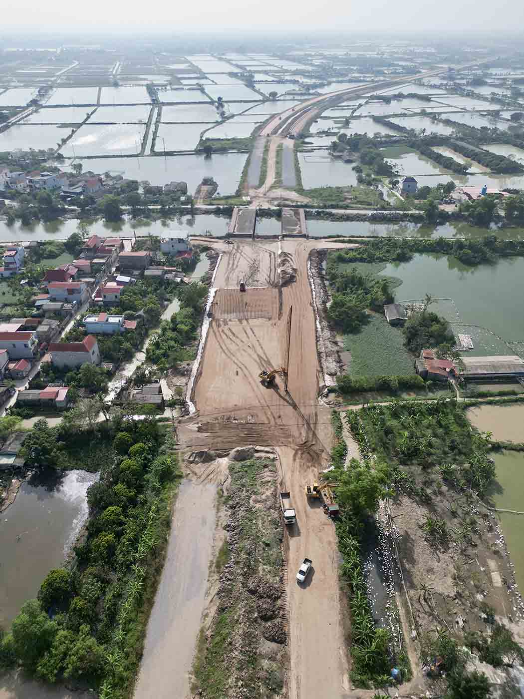 Giai doan 2 du an co chieu dai hon 21km qua dia ban huyen Phu Xuyen va Ung Hoa. Trong anh la cong truong du an doan qua xa Hong Minh (huyen Phu Xuyen) dang duoc dau noi sau nhieu nam vuong giai phong mat bang. Anh: Huu Chanh