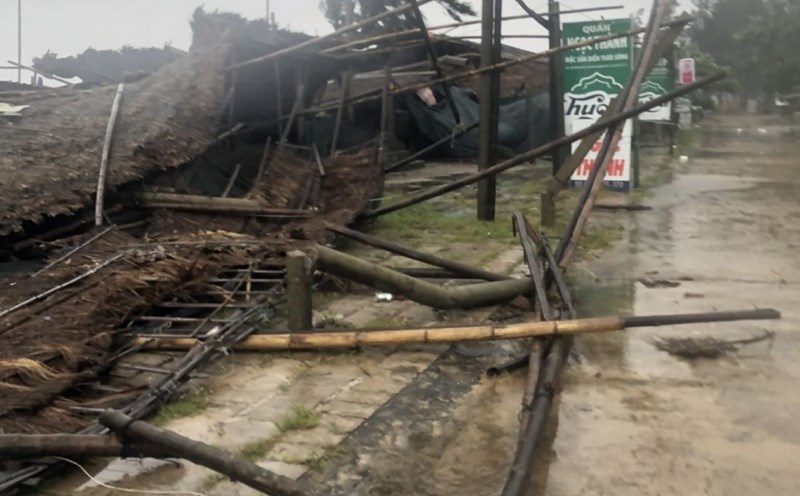 Affected by storm Tra Mi, shops along the coast in Gio Linh district collapsed. Photo: T. Tuyen