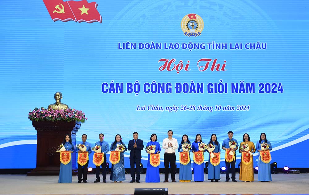 The Organizing Committee awarded souvenir flags to the teams participating in the 2024 Excellent Trade Union Officer Competition. Photo: Thu Thao