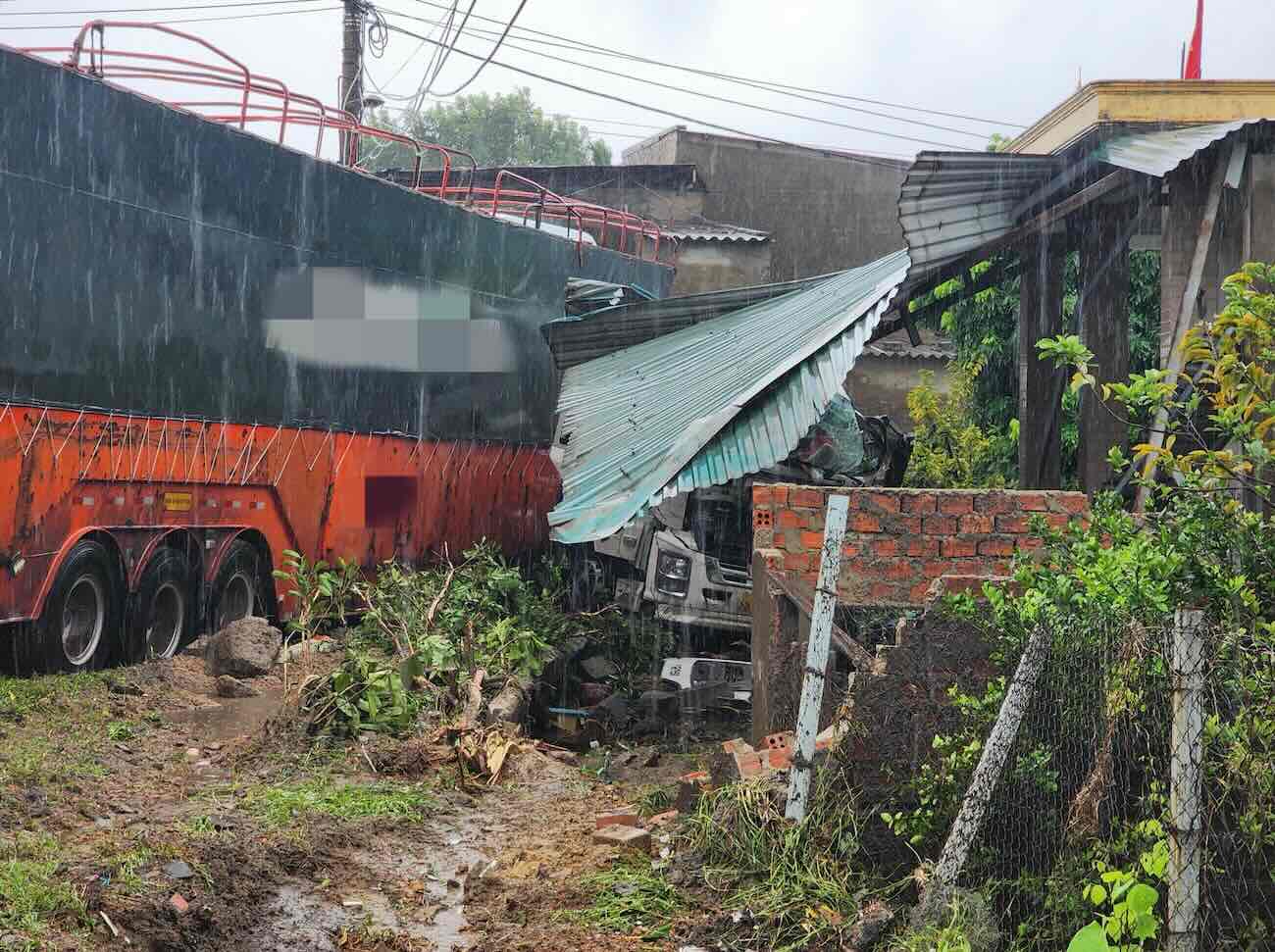 Container truck suspected of losing control crashed into a house in Quang Binh. Photo: H. Nguyen