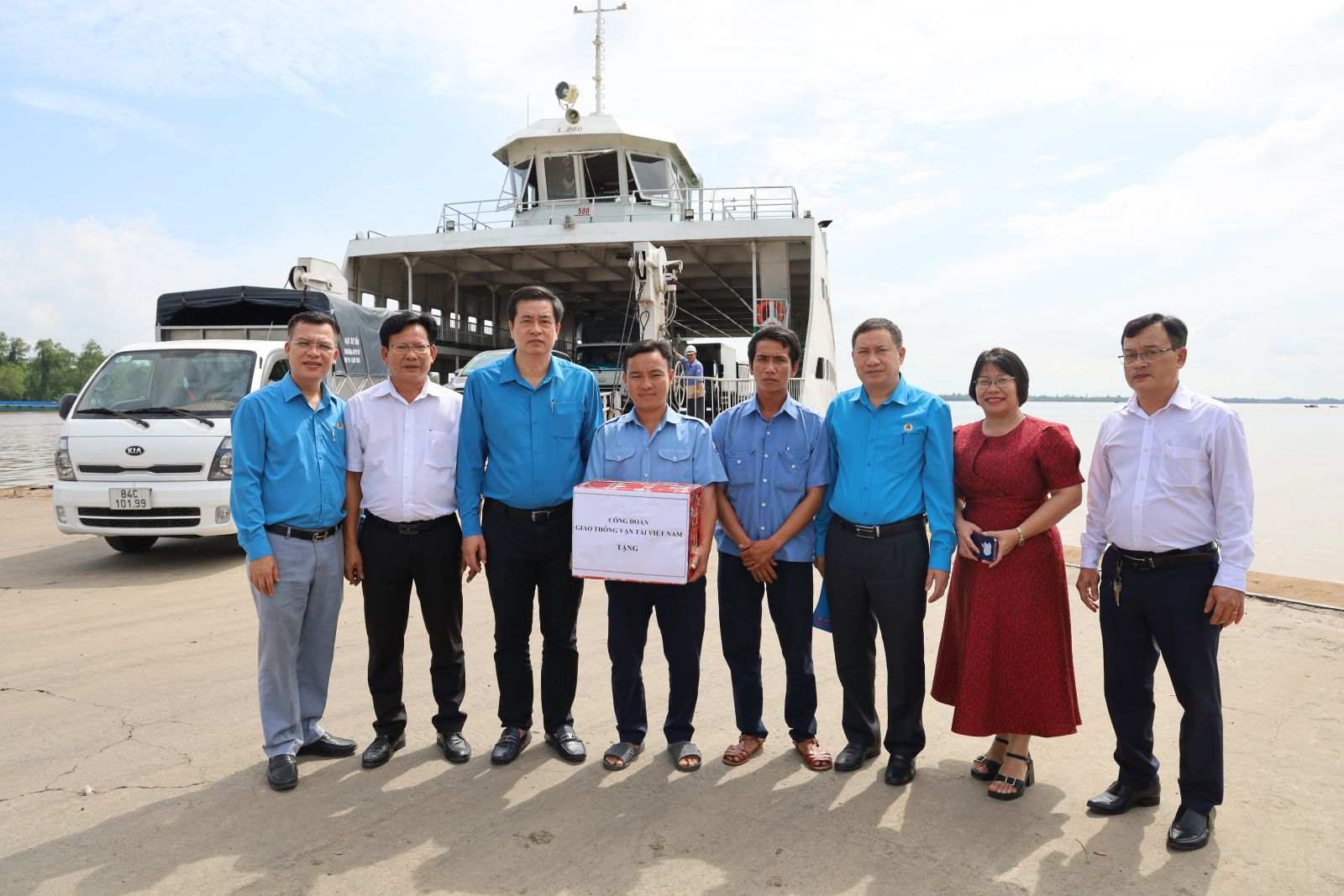 Leaders of the Vietnam Transport Trade Union presented gifts to union members of the Vam Cong Ferry Cluster under Road Management Area IV, Vietnam Road Administration. Photo: Transport Union