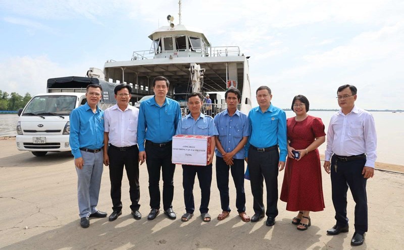Leaders of the Vietnam Transport Trade Union presented gifts to union members of the Vam Cong Ferry Cluster under Road Management Area IV, Vietnam Road Administration. Photo: Transport Union