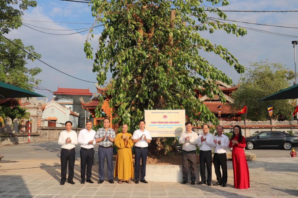 Lanh dao Ban Dan van Thanh uy va Huyen uy Gia Lam gan bien cong trinh “Dan van kheo” cap thanh pho tai xa Da Ton. Anh: Anh Duong