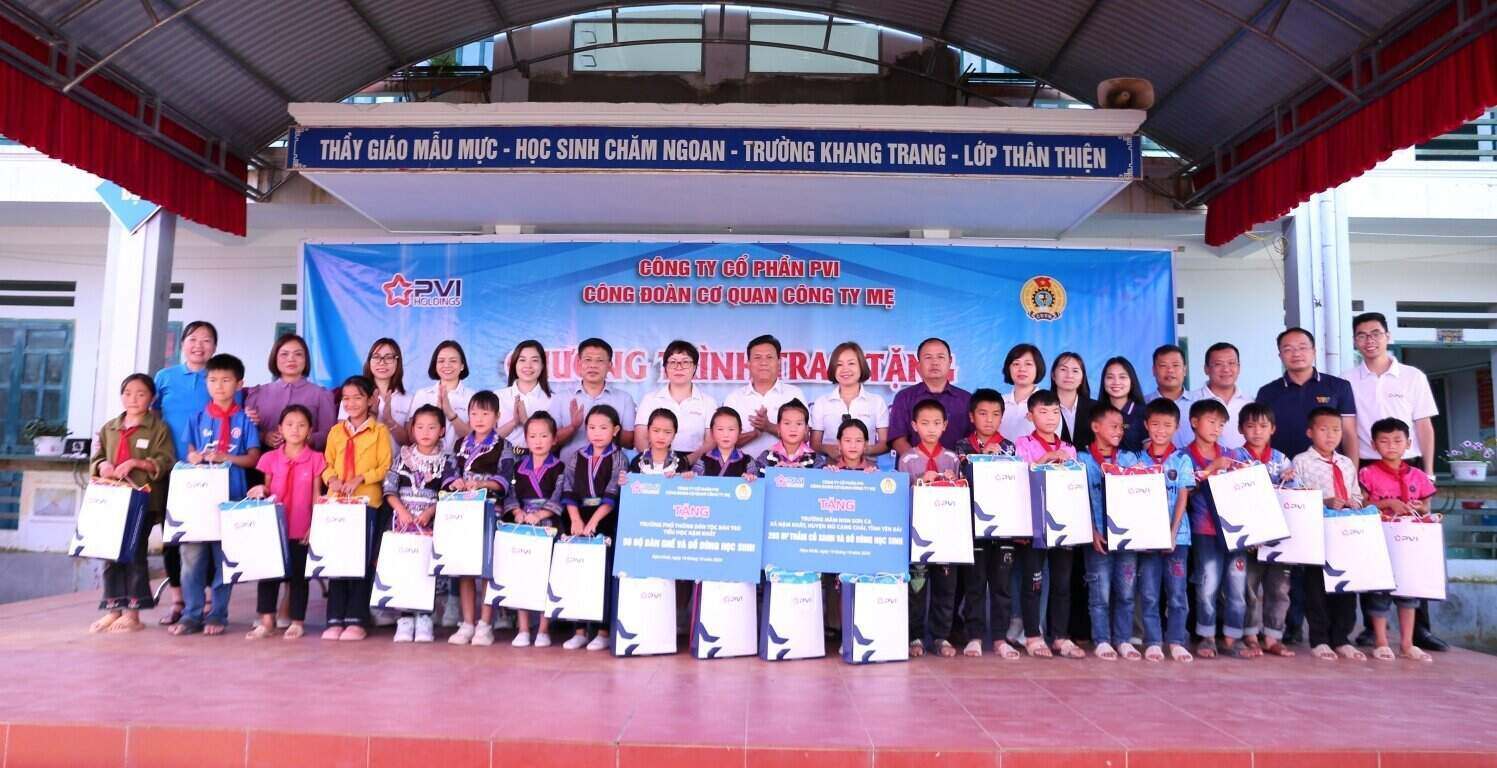Presenting gifts to Nam Khat Primary Boarding School and Son Ca Kindergarten - Nam Khat Commune (Yen Bai). Photo: Union