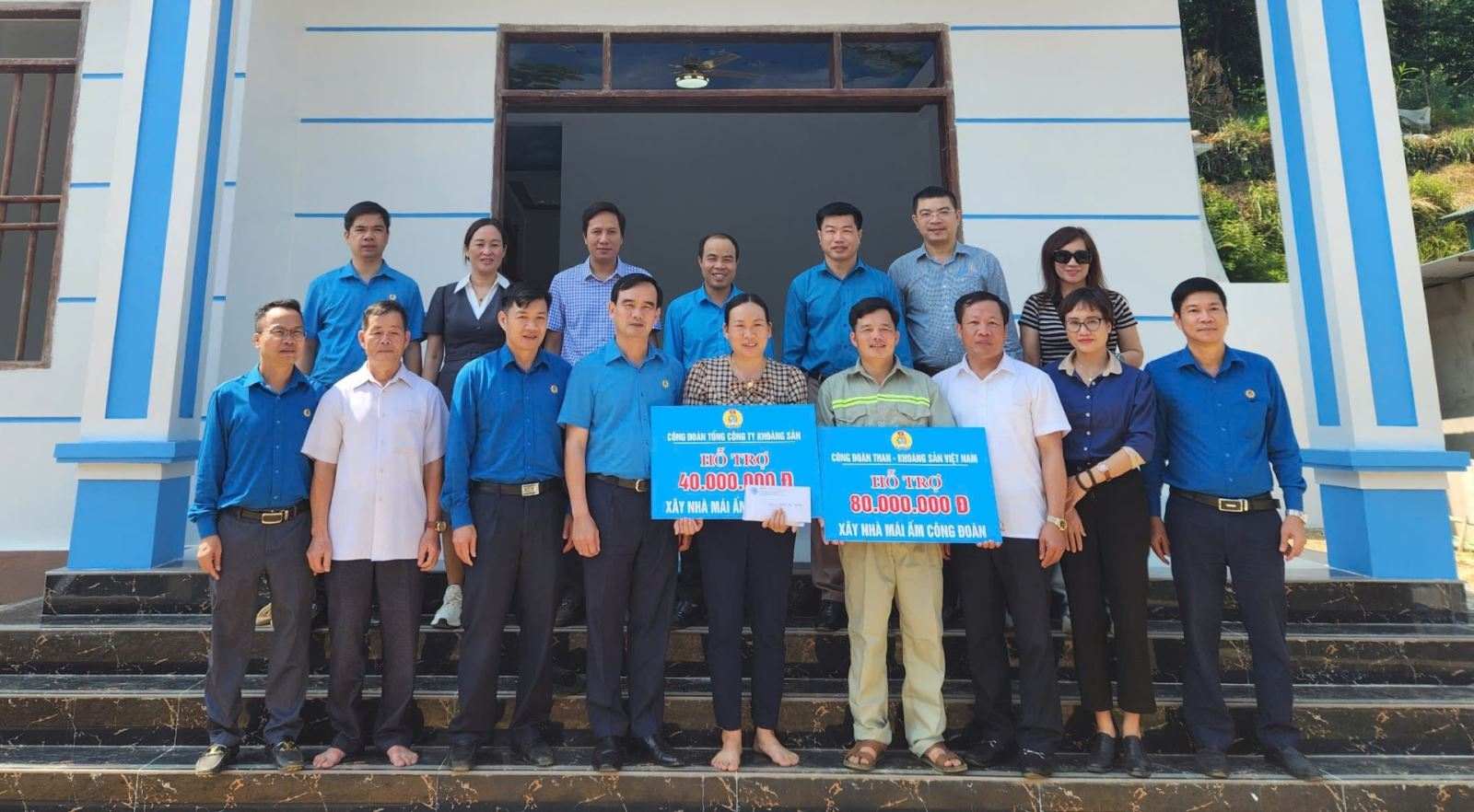 TKV Union leaders present Union Shelter funds to union member Ma Dinh Huu (Mineral Corporation). Photo: TKV Union
