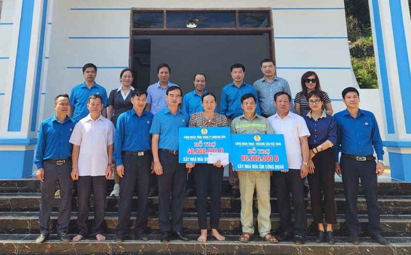 TKV Union leaders present Union Shelter funds to union member Ma Dinh Huu (Mineral Corporation). Photo: TKV Union