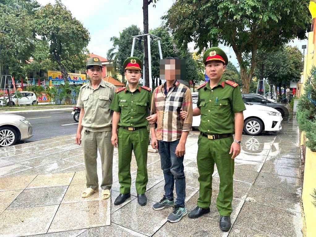 Lực lượng Công an bắt giữ đối tượng T.T.L khi bị đo nồng độ cồn đã đánh Cảnh sát giao thông. Ảnh: Công an Đồng Nai