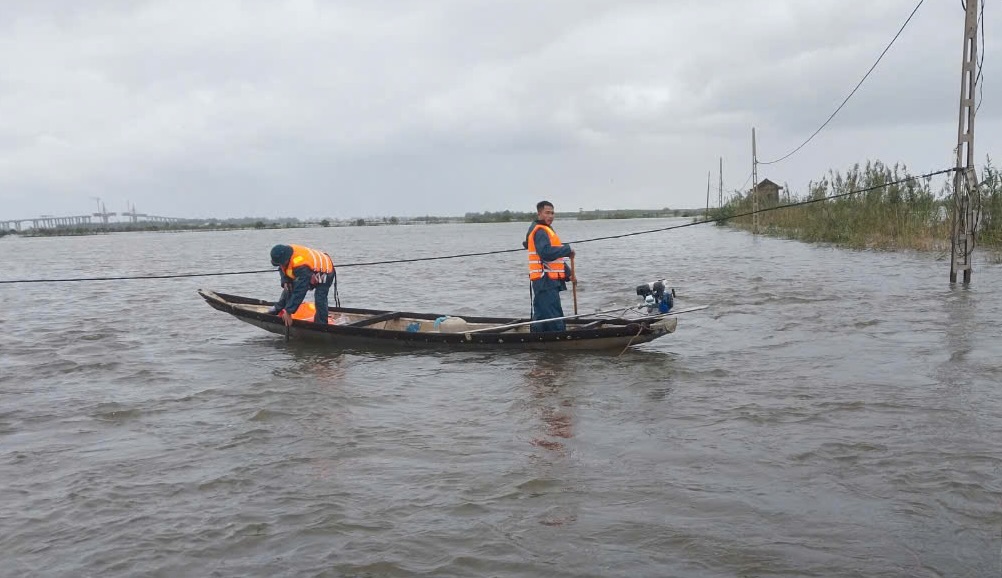 Authorities in Huong Phong commune are searching for a man who went missing while traveling through a flooded road during storm Tra Mi. Photo: N. Bon