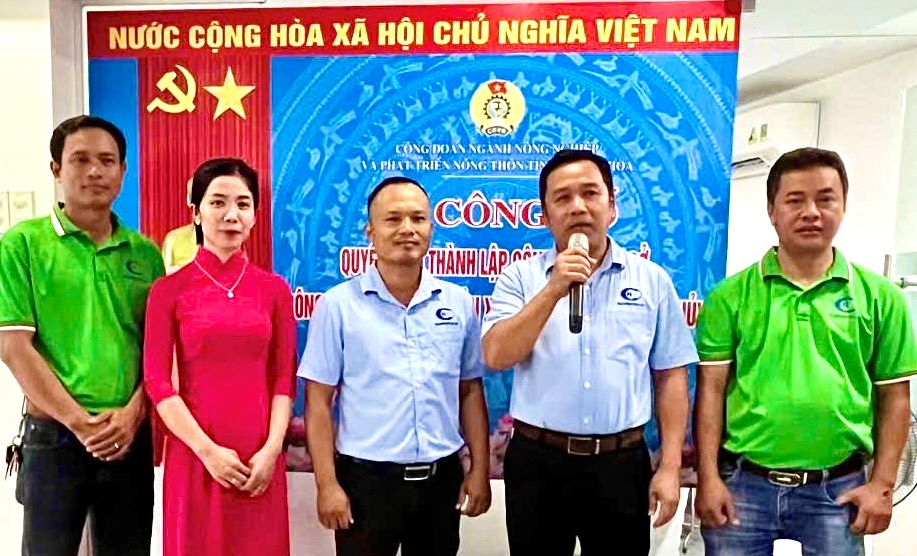 Ban Chap hanh Cong doan co so Cong ty TNHH Dich vu San xuat Thuong mai Ngoc Thuy  phat bieu nhan nhiem vu. Anh: Phuong Thuy