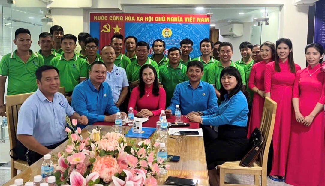 The Executive Committee of the Provisional Trade Union of Ngoc Thuy Production and Trade Service Company Limited took a souvenir photo. Photo: Phuong Thuy