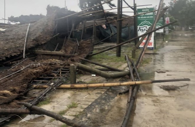 Affected by storm Tra Mi, shops along the coast in Gio Linh district collapsed. Photo: T. Tuyen