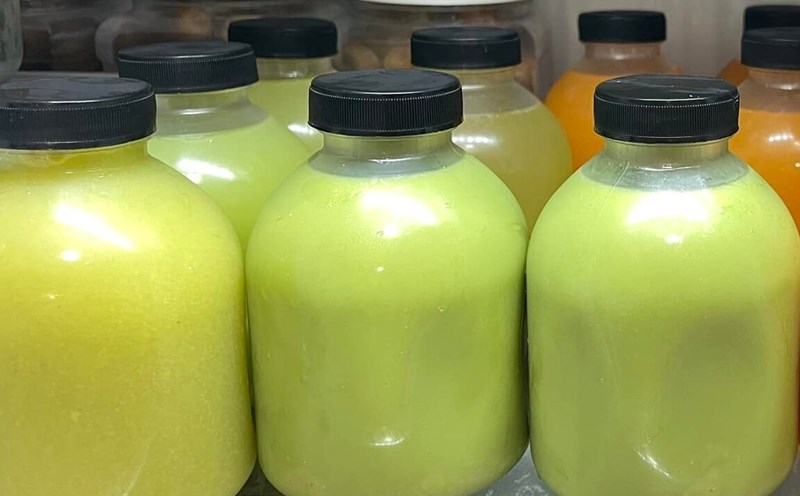 After breakfast, drink green vegetable juice to help lower blood sugar. Photo: Kieu Vu