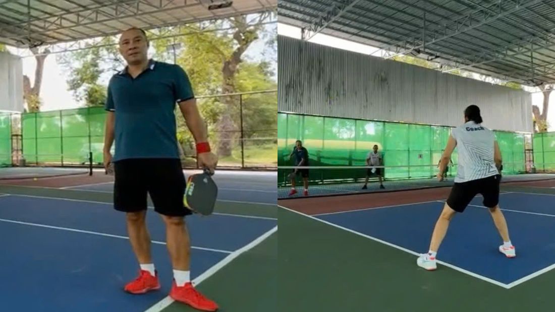 Cuu tuyen thu Kim Hue (ao trang) choi pickleball cung ban huan luyen doi nu VietinBank. Anh cat tu video 