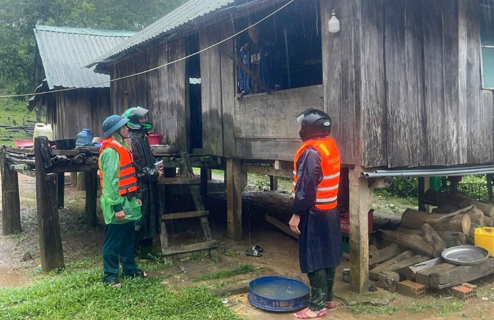 Officers of Huong Lap Border Guard Station mobilized people to move to a safe place to avoid landslides. Photo: P. Vinh.