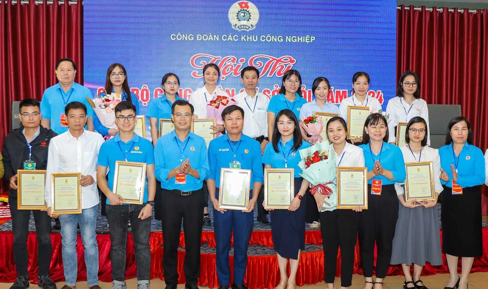 The organizers awarded prizes to contestants. Photo: Nguyen Truong