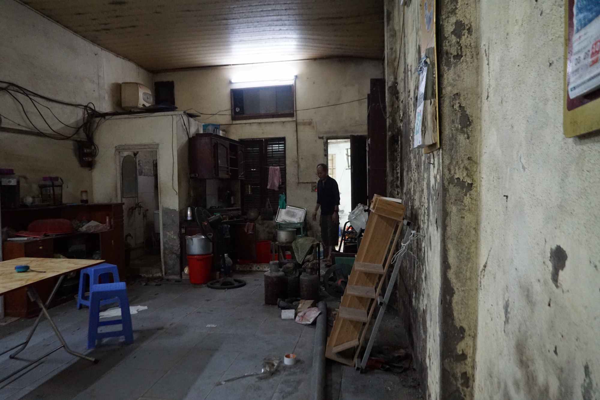 A seriously degraded and uninhabitable house in lane 192 Ha Dinh street. Photo: Tung Giang