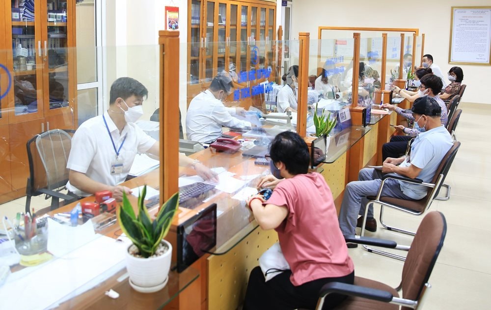 Handling administrative procedures for people at the one-stop shop of the People's Committee of Hoan Kiem District, Hanoi. Photo: Nguyen Quang