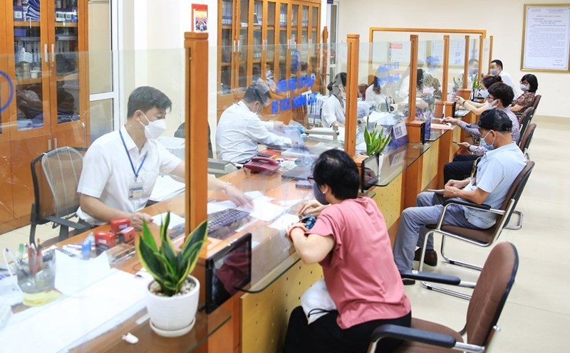 Handling administrative procedures for people at the one-stop shop of the People's Committee of Hoan Kiem District, Hanoi. Photo: Nguyen Quang