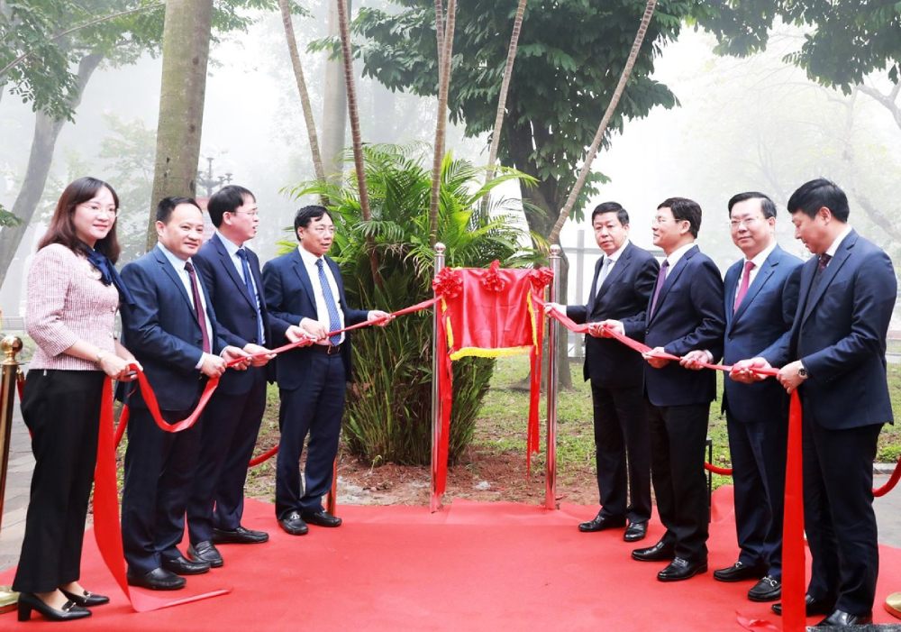  Lanh dao TP Ha Noi va quan Hai Ba Trung gan bien cong trinh cai tao, chinh trang Vuon hoa Pasteur. Anh: Pham Dong 