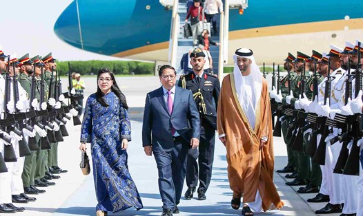 Lễ đón Ủy viên Bộ Chính trị, Thủ tướng Chính phủ Phạm Minh Chính và Phu nhân tại sân bay quốc tế Abu Dhabi. Ảnh: VGP