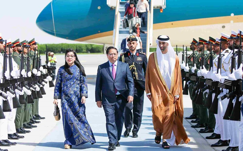 Welcoming ceremony for Politburo member, Prime Minister Pham Minh Chinh and his wife at Abu Dhabi International Airport. Photo: VGP