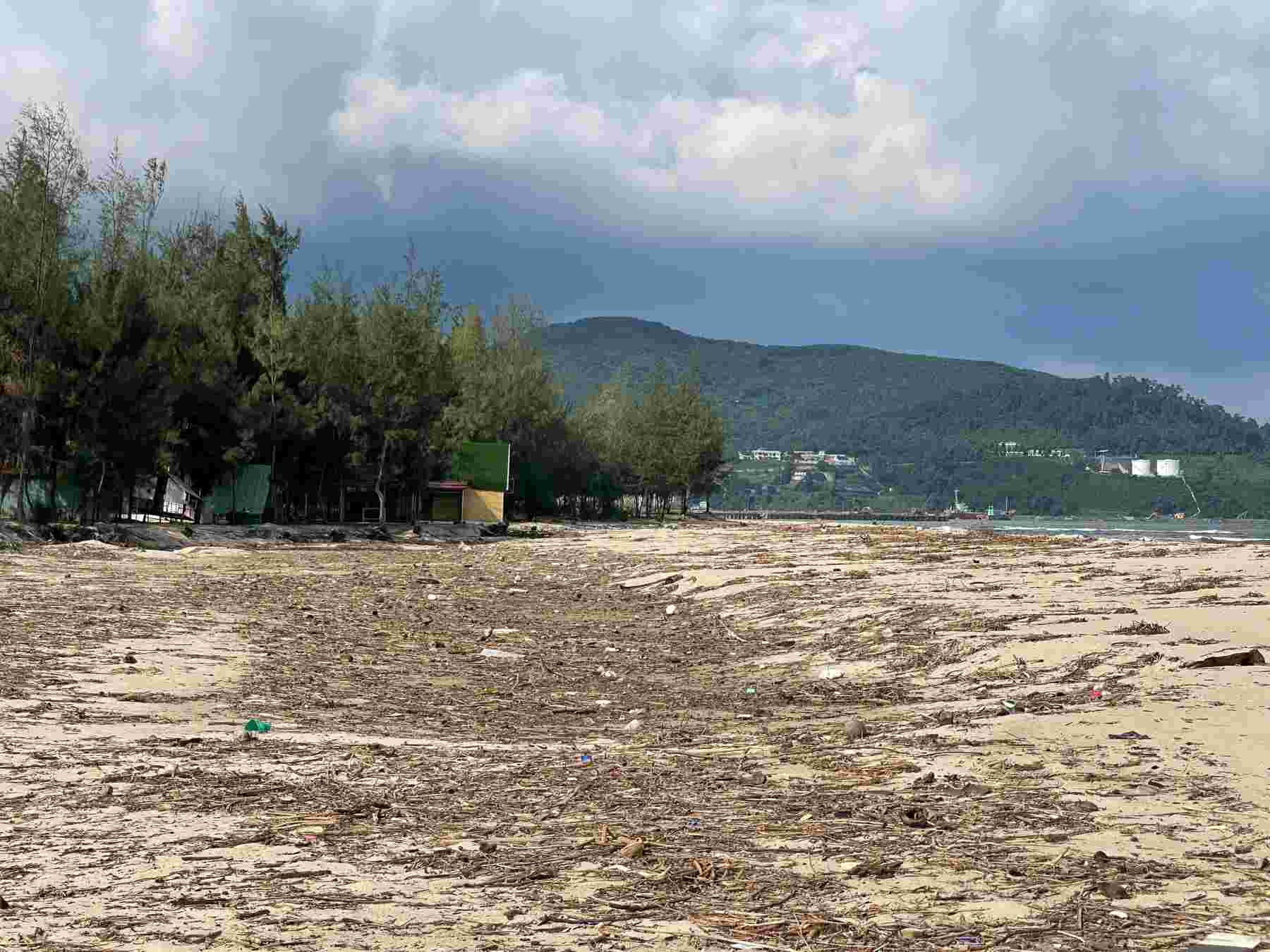 The current state of the area is severely eroded with a depth of about 50m and a length of about 500m. Photo: Mai Huong
