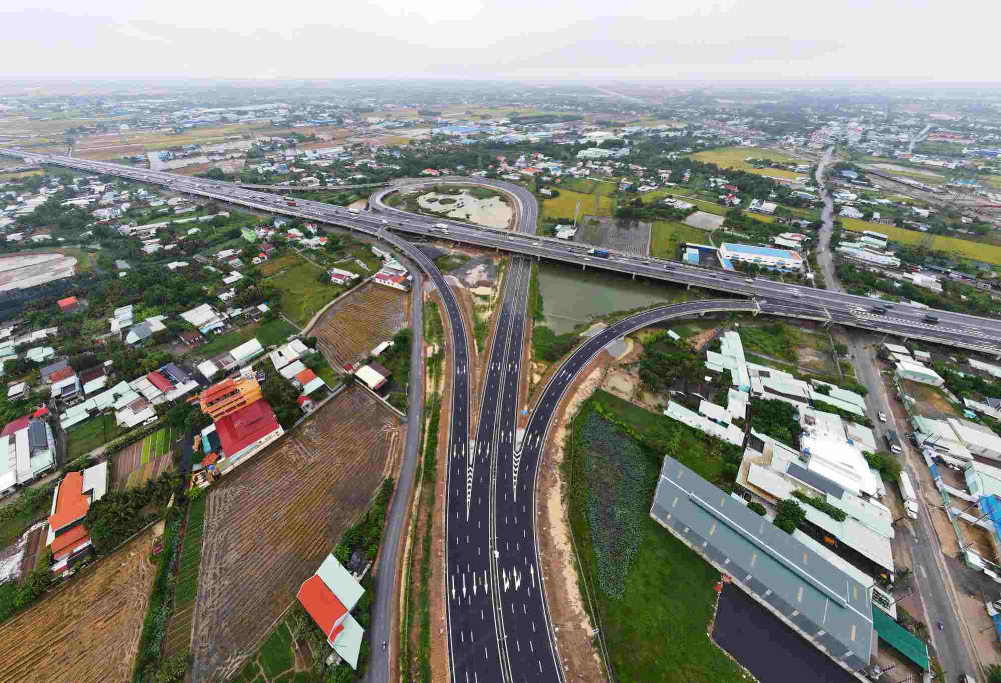 The Ben Luc - Long Thanh expressway section, from the intersection with Ho Chi Minh City - Trung Luong expressway to National Highway 1, will open to traffic in November. Photo: Minh Quan