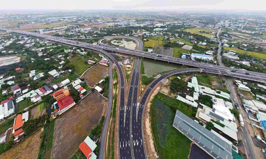 Đoạn cao tốc Bến Lức - Long Thành, từ nút giao với cao tốc TPHCM - Trung Lương đến Quốc lộ 1 sẽ thông xe tháng 11. Ảnh: Minh Quân