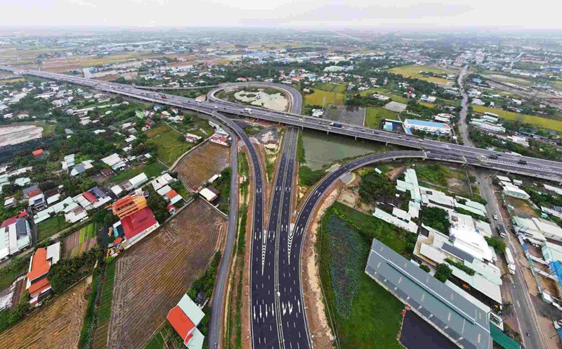 The Ben Luc - Long Thanh expressway section, from the intersection with Ho Chi Minh City - Trung Luong expressway to National Highway 1, will open to traffic in November. Photo: Minh Quan