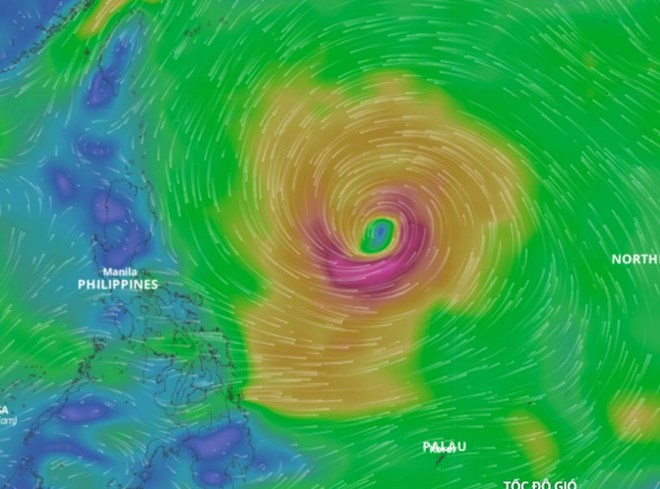 Bão Kong-rey tiếp tục mạnh lên, có đi vào Biển Đông không?