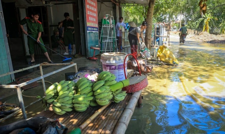 Luc luong cong an, quan doi ho tro nguoi dan vung Nam Phuong Tien (Chuong My, Ha Noi) khac phuc hau qua sau lu. Anh: Hoai Nam