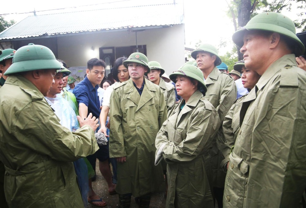 Bi thu Thanh uy Ha Noi Bui Thi Minh Hoai trao doi voi lanh dao huyen Chuong My ve cong tac phong, chong lut bao. Anh: Viet Thanh