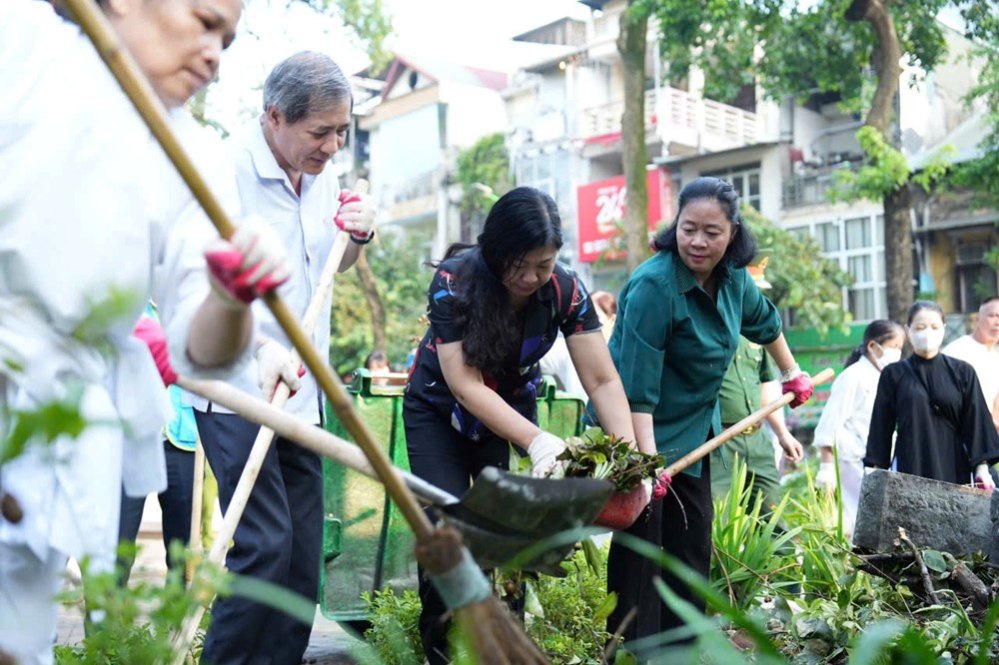 Bi thu Thanh uy Ha Noi Bui Thi Minh Hoai cung nhan dan tham gia don ve sinh moi truong, khac phuc hau qua bao so 3. Anh: Viet Thanh